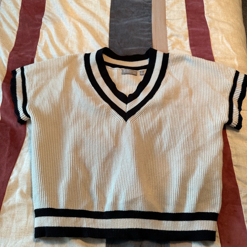 Black and White V-Neck Knit Top